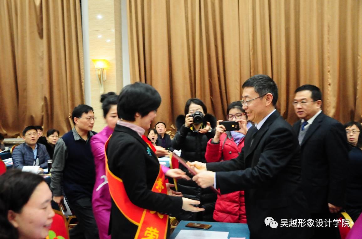 熱烈祝賀吳越學(xué)校榮獲“2016年度全市十佳民辦職業(yè)培訓(xùn)學(xué)校”榮譽(yù)稱號(hào)