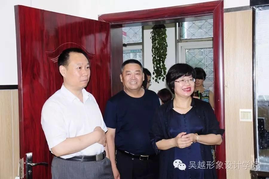 人社局謝傳芳局長和職建科科長曹源科長冒雨來我校調(diào)研
