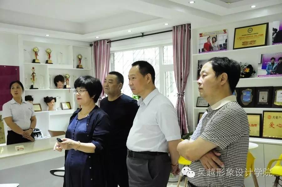 人社局謝傳芳局長和職建科科長曹源科長冒雨來我校調(diào)研