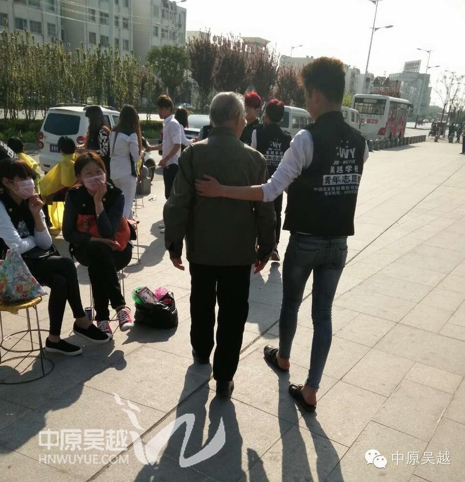 【吳越學(xué)?！壳嗄曛驹阜?wù)隊進社區(qū)做義工