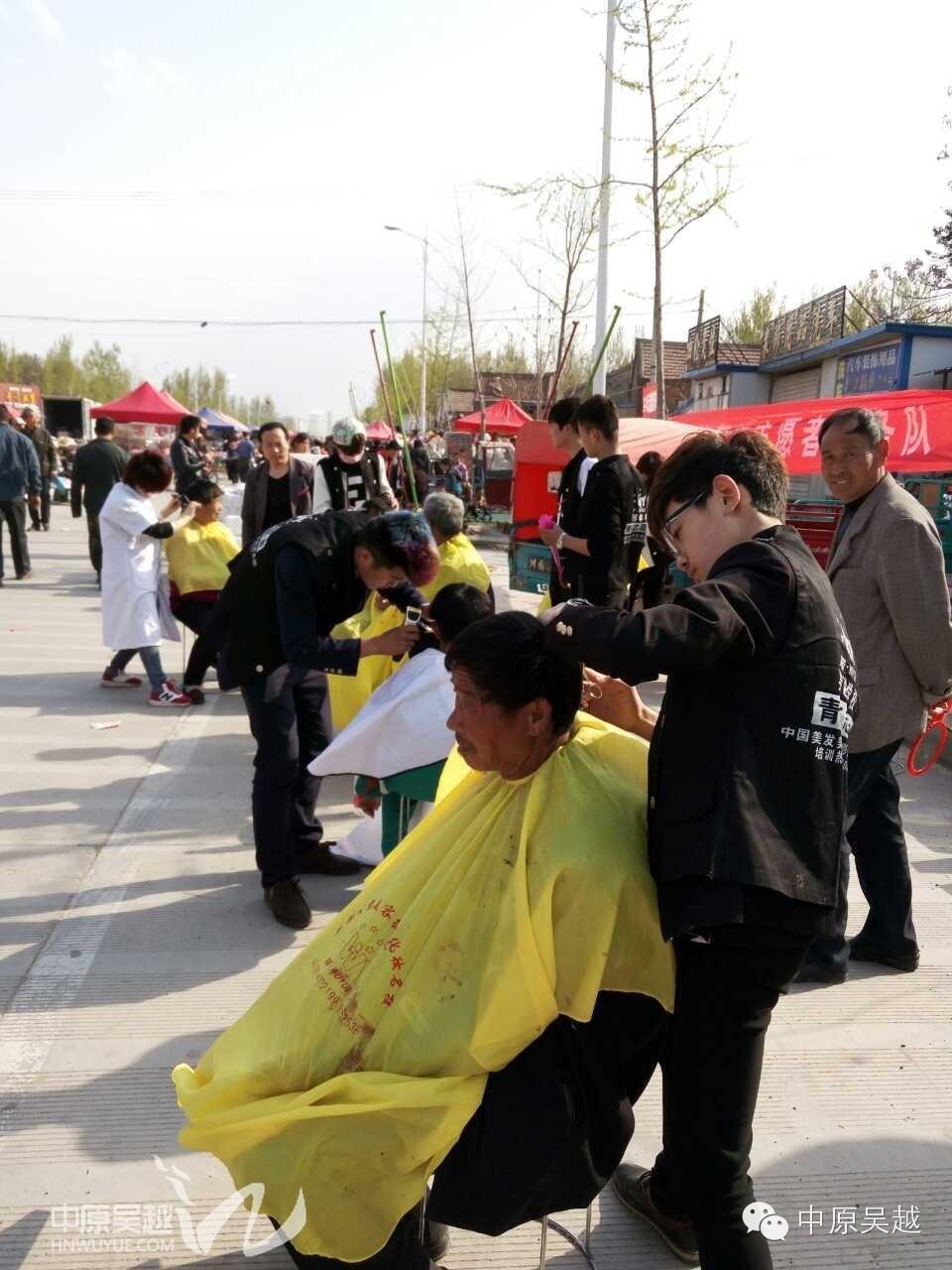 【吳越學(xué)?！繉W(xué)員們走進(jìn)社區(qū)，走進(jìn)鄉(xiāng)間，為人們做義務(wù)活動