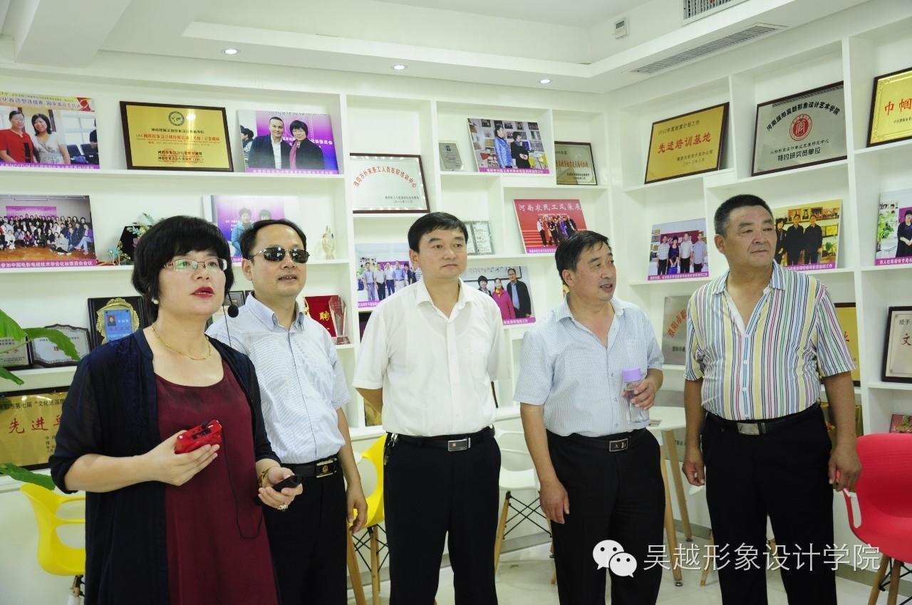 濮陽市市人社局職建科曹源科長(zhǎng)帶領(lǐng)范縣楊集鄉(xiāng)兩百多名村干部來我校參觀