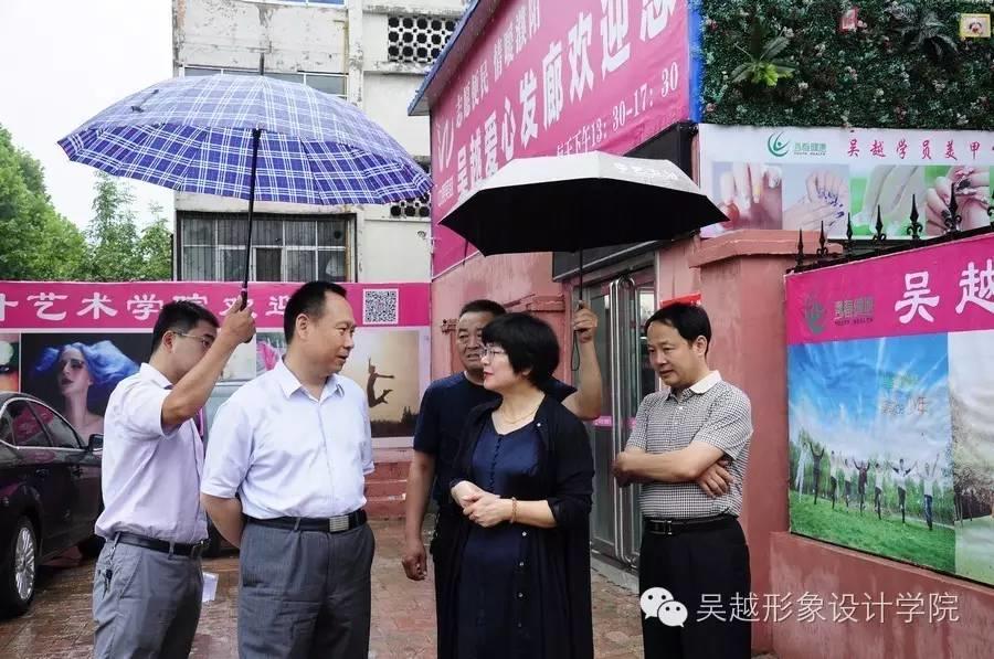 人社局謝傳芳局長和職建科科長曹源科長冒雨來我校調(diào)研