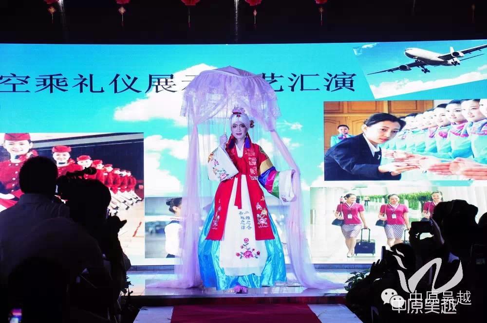 【吳越學(xué)?！看髿怙h逸與華麗絢爛的時尚走秀。