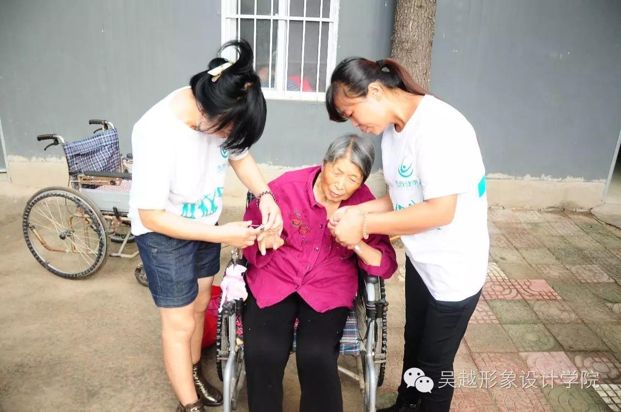 “情系中秋節(jié)，愛(ài)駐敬老院”