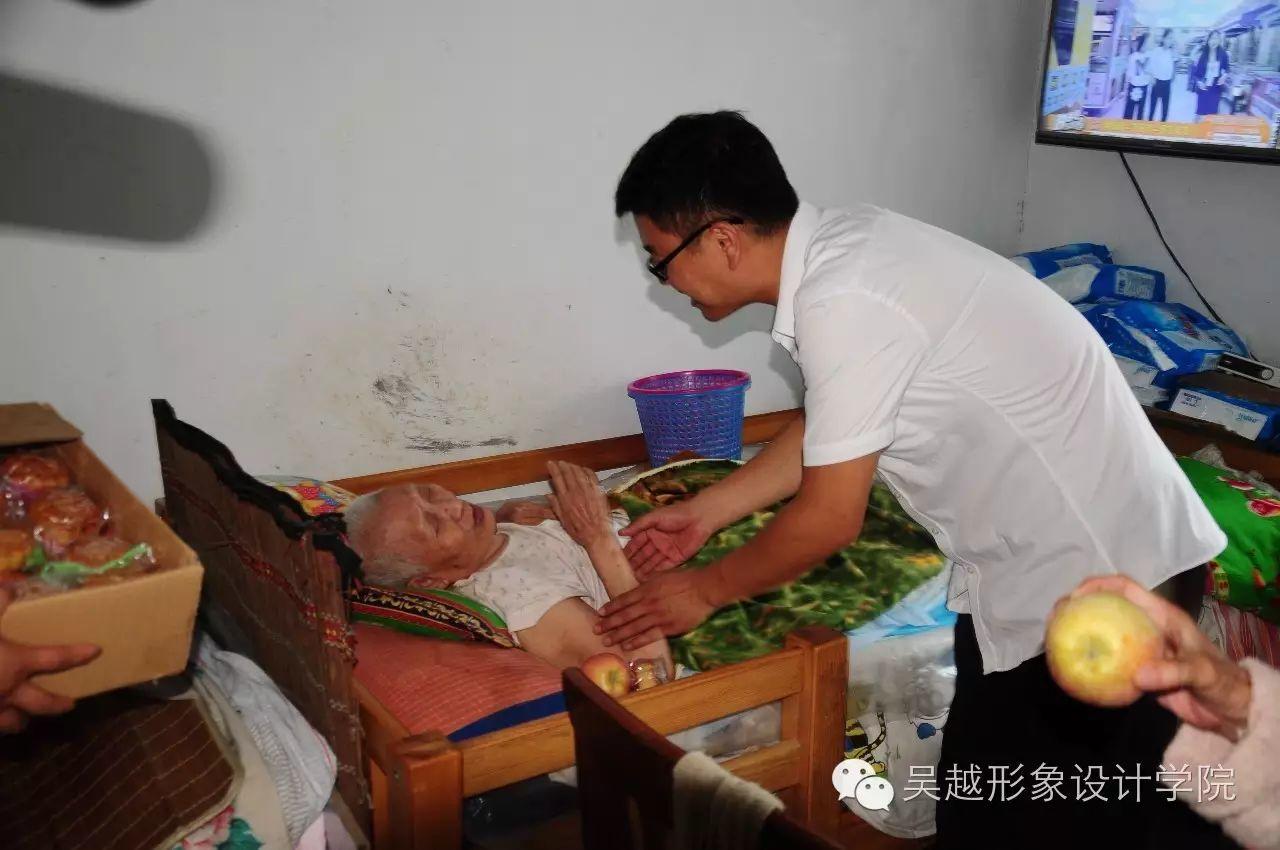 “情系中秋節(jié)，愛(ài)駐敬老院”