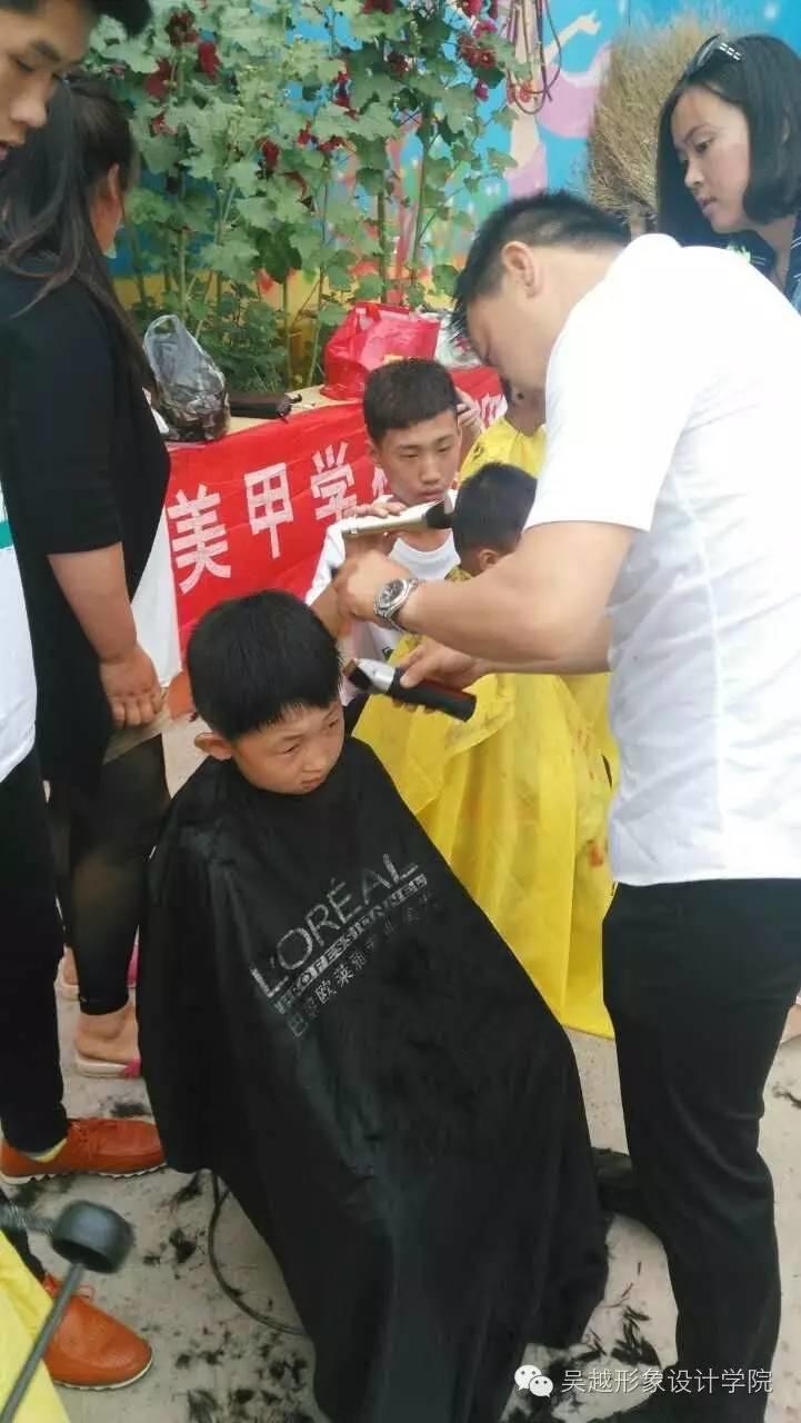 吳越學(xué)校六一兒童節(jié)關(guān)愛(ài)留守兒童義務(wù)理發(fā)活動(dòng)