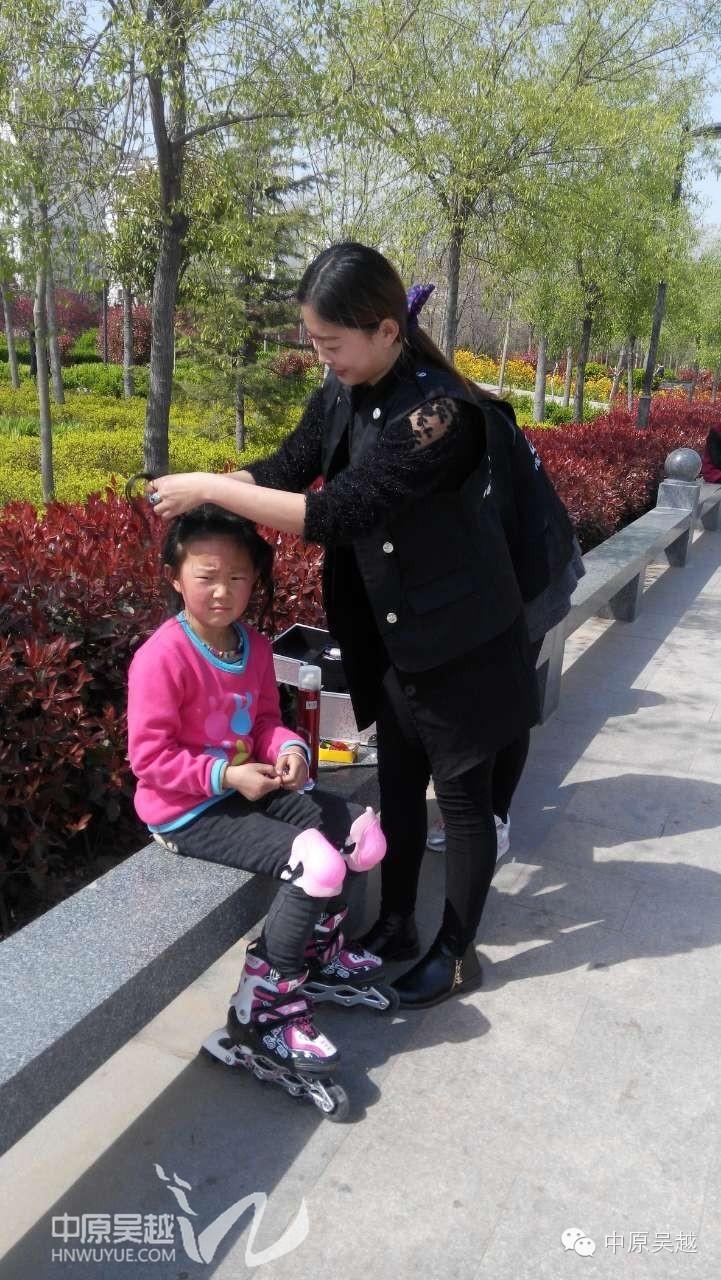 【吳越學(xué)?！繉W(xué)員們走進(jìn)社區(qū)，走進(jìn)鄉(xiāng)間，為人們做義務(wù)活動