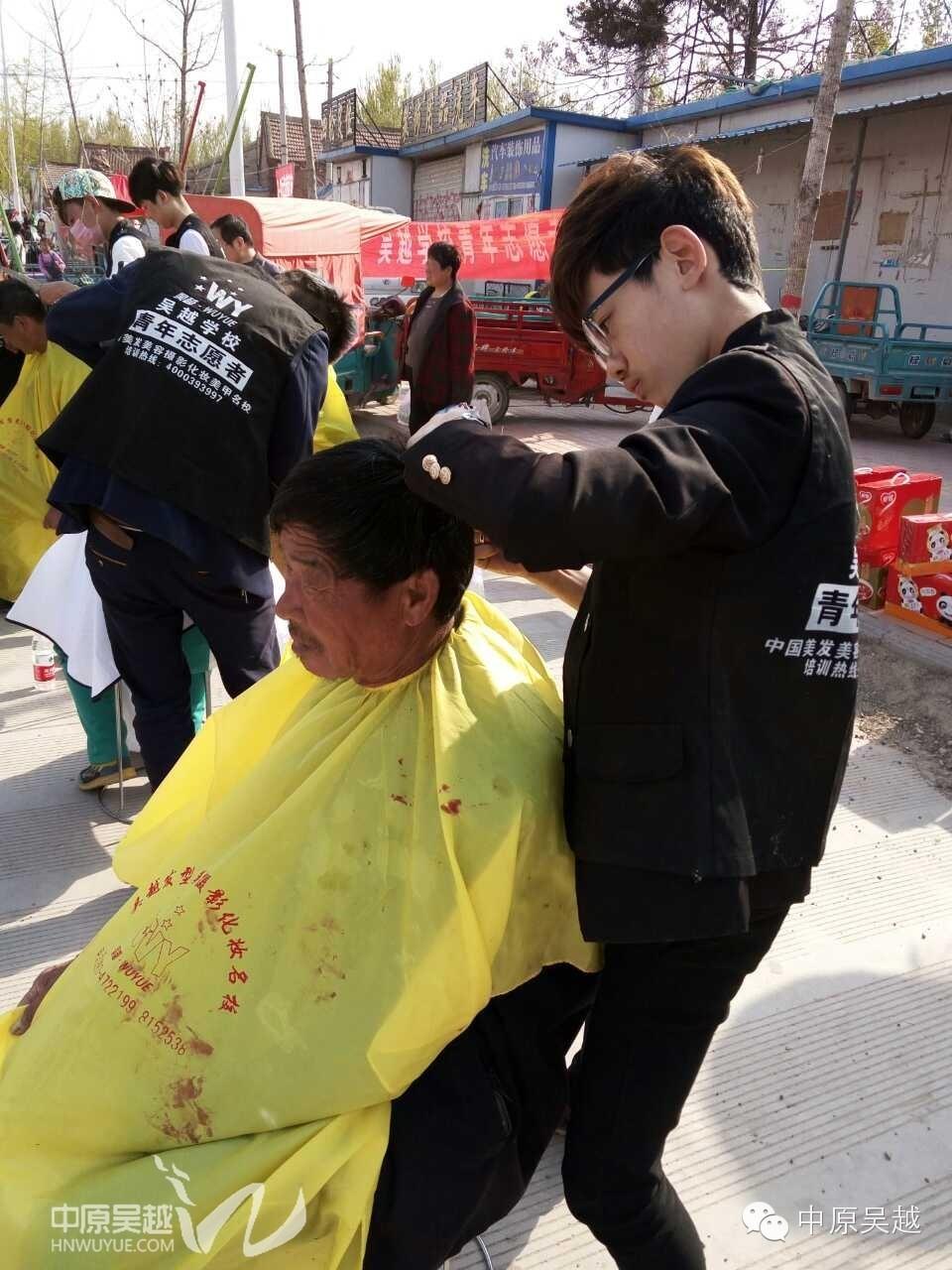 【吳越學(xué)?！繉W(xué)員們走進(jìn)社區(qū)，走進(jìn)鄉(xiāng)間，為人們做義務(wù)活動