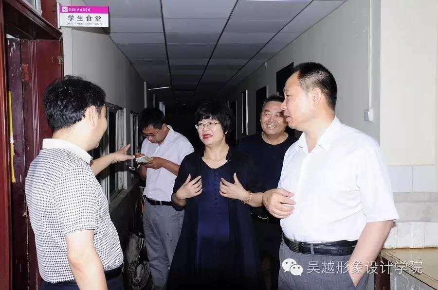 人社局謝傳芳局長和職建科科長曹源科長冒雨來我校調(diào)研