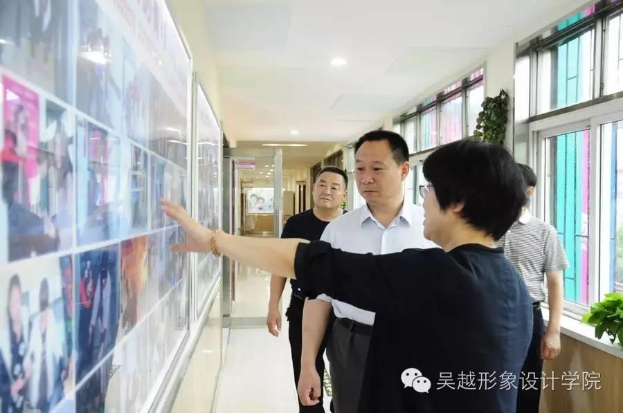 人社局謝傳芳局長和職建科科長曹源科長冒雨來我校調(diào)研