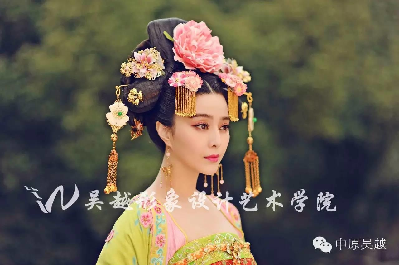 想做明星的私人造型師嗎？吳越高端影視課程招生了，不要錯(cuò)過(guò)與明星零距離接觸的機(jī)會(huì)！