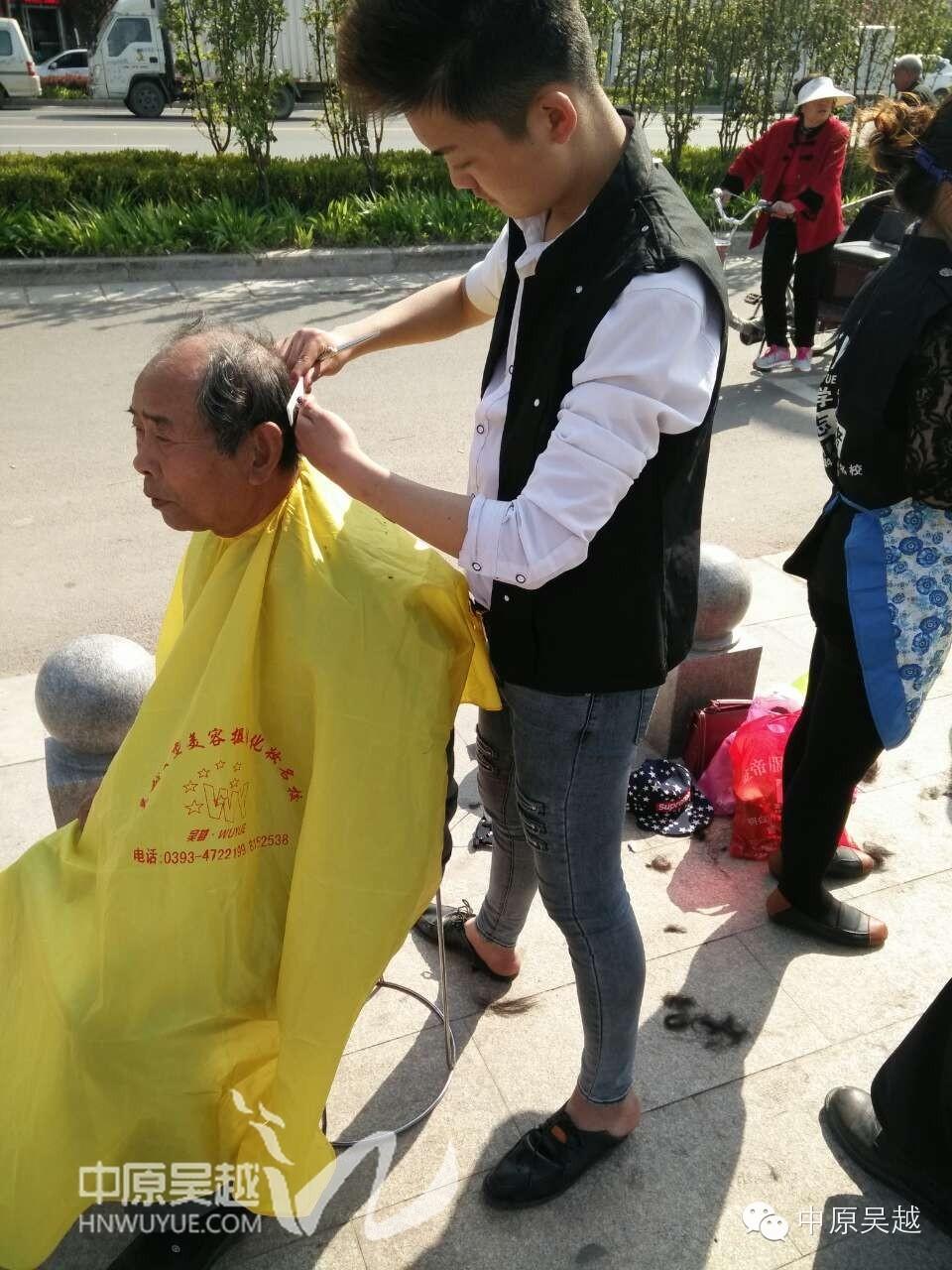【吳越學(xué)?！壳嗄曛驹阜?wù)隊進社區(qū)做義工