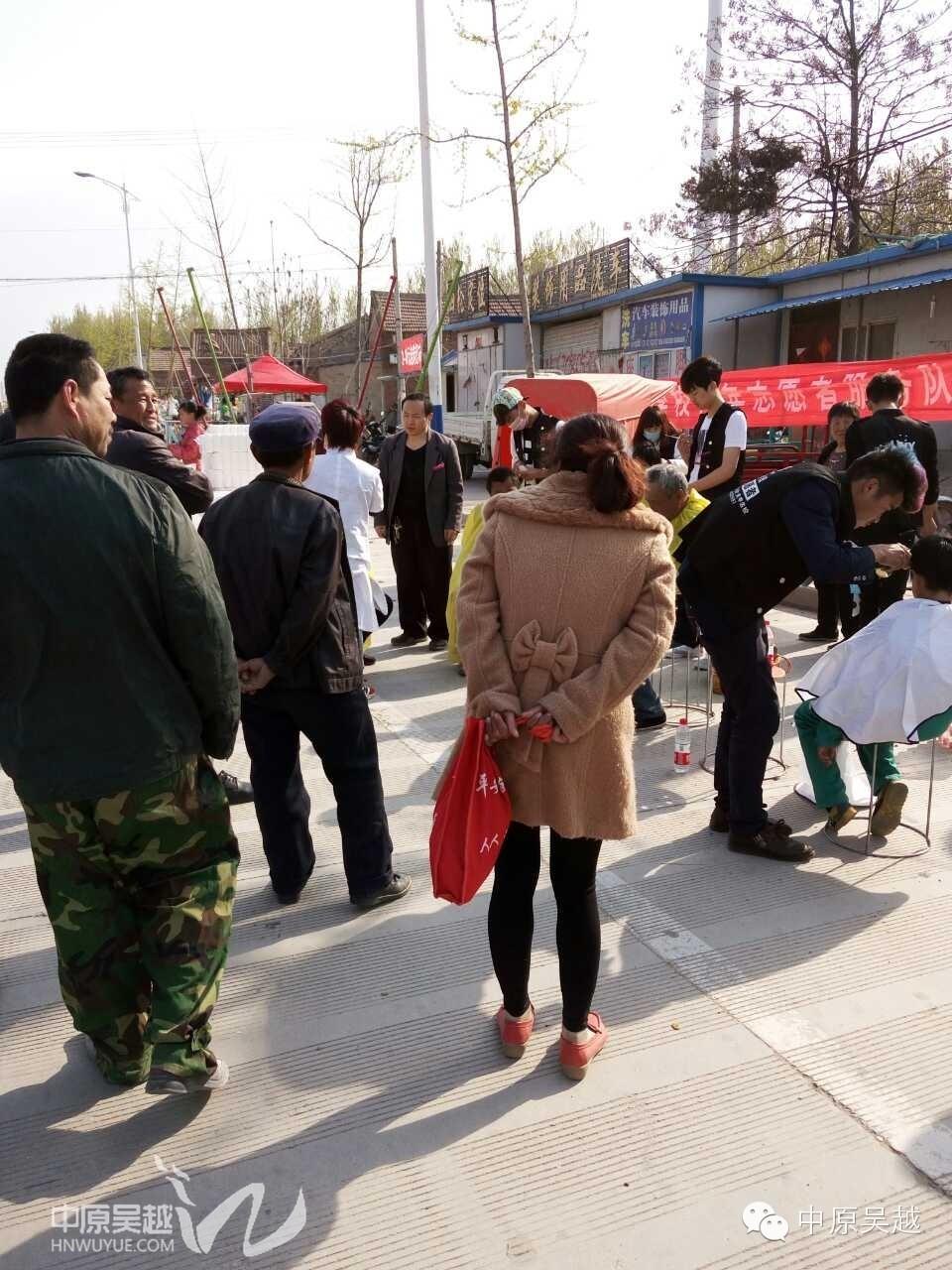 【吳越學(xué)?！繉W(xué)員們走進(jìn)社區(qū)，走進(jìn)鄉(xiāng)間，為人們做義務(wù)活動