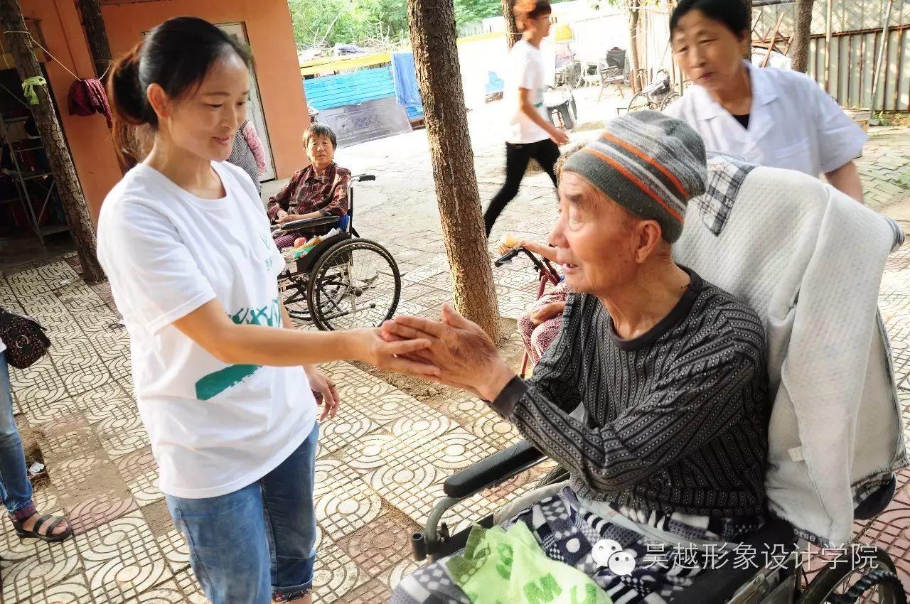 “情系中秋節(jié)，愛(ài)駐敬老院”