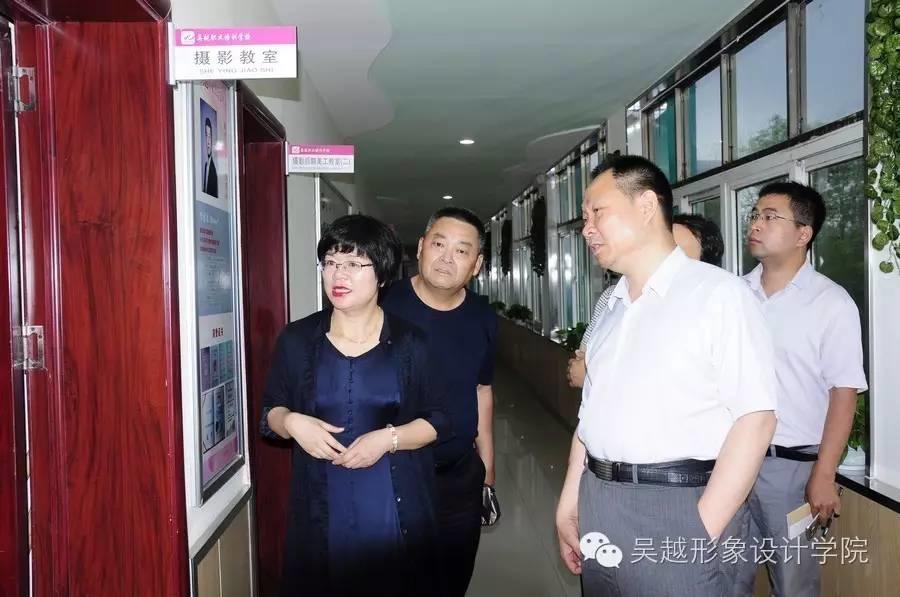 人社局謝傳芳局長和職建科科長曹源科長冒雨來我校調(diào)研