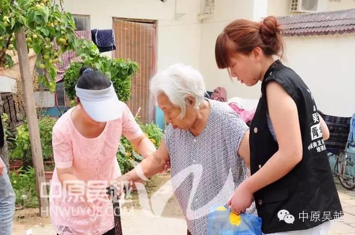 【吳越學(xué)?！孔哌M(jìn)敬老院做義工