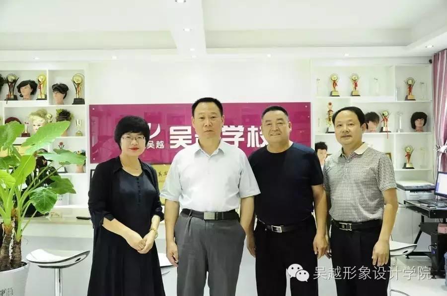 人社局謝傳芳局長和職建科科長曹源科長冒雨來我校調(diào)研