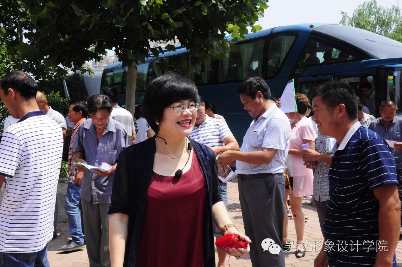 濮陽市市人社局職建科曹源科長(zhǎng)帶領(lǐng)范縣楊集鄉(xiāng)兩百多名村干部來我校參觀