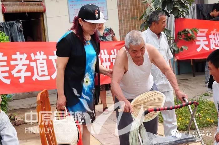 【吳越學(xué)?！孔哌M(jìn)敬老院做義工