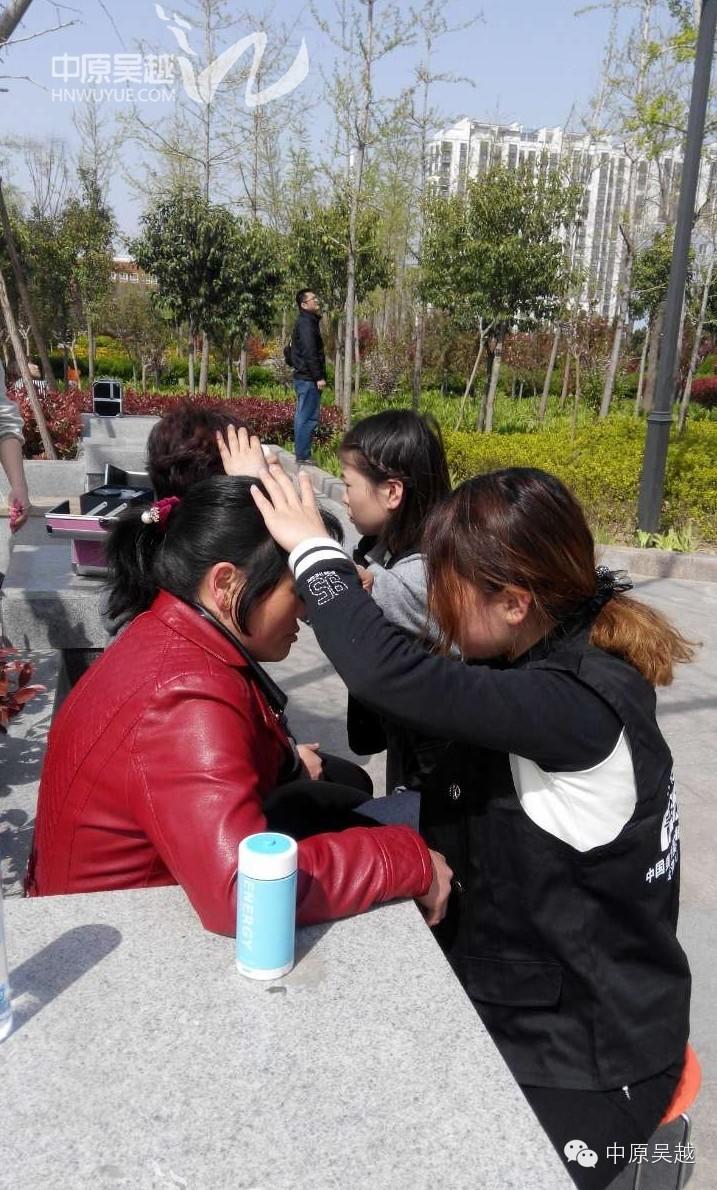 【吳越學(xué)?！繉W(xué)員們走進(jìn)社區(qū)，走進(jìn)鄉(xiāng)間，為人們做義務(wù)活動
