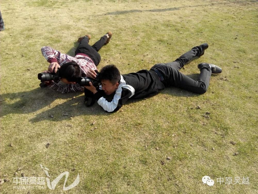 【吳越學(xué)?！繉W(xué)員們走進(jìn)社區(qū)，走進(jìn)鄉(xiāng)間，為人們做義務(wù)活動