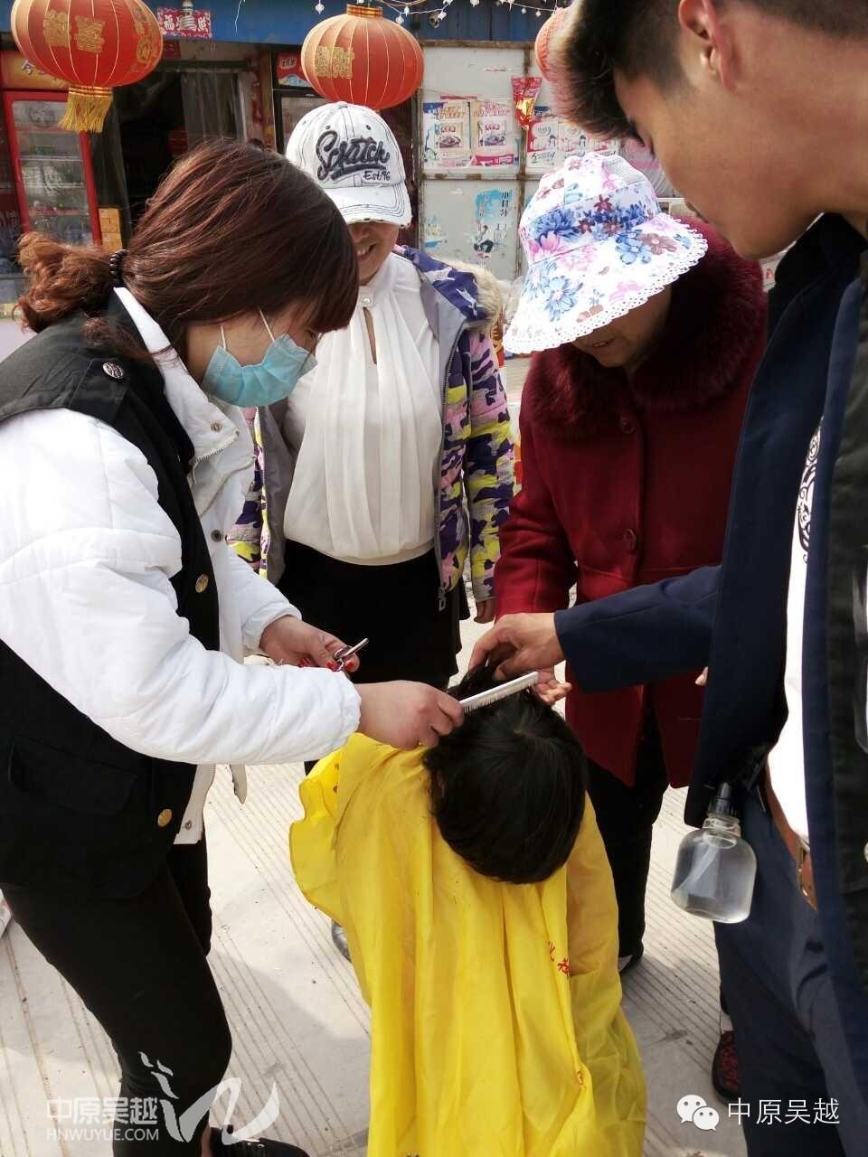【吳越學(xué)?！繉W(xué)員們走進(jìn)社區(qū)，走進(jìn)鄉(xiāng)間，為人們做義務(wù)活動