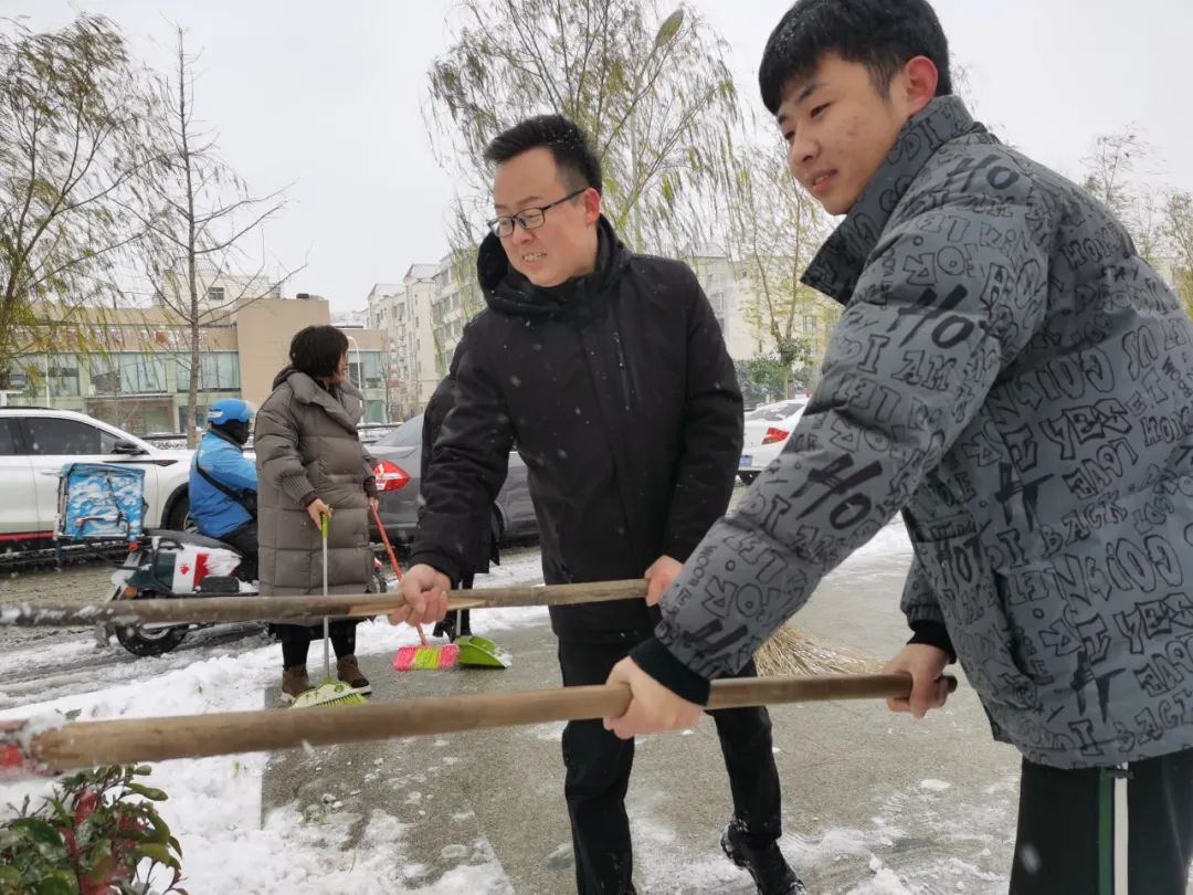 大雪至|吳越學(xué)校師生除雪進行時