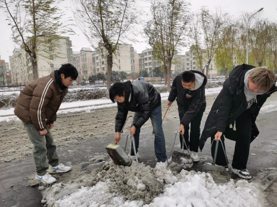 大雪至|吳越學(xué)校師生除雪進行時