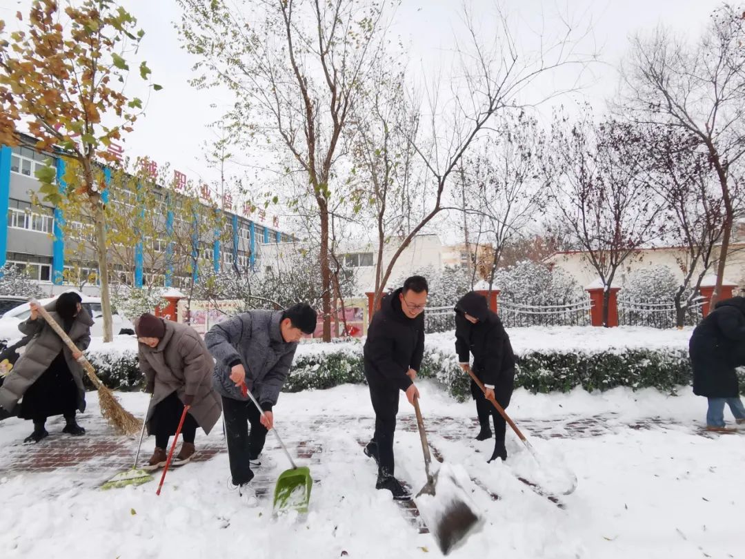 大雪至|吳越學(xué)校師生除雪進行時