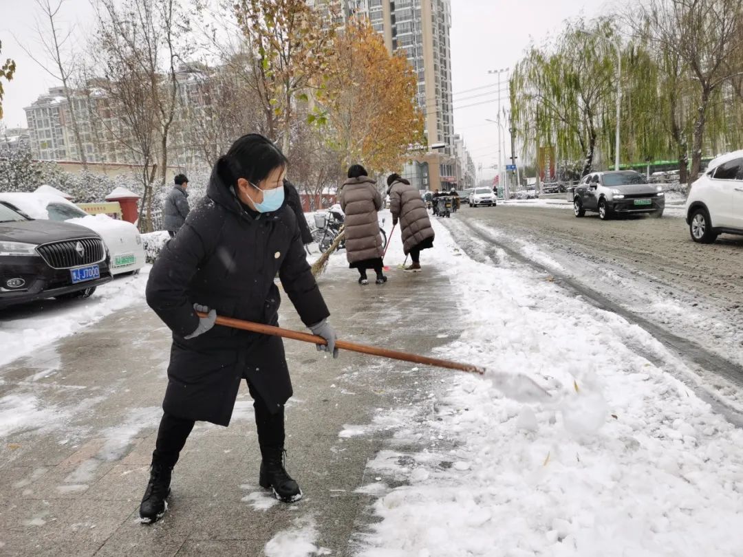 大雪至|吳越學(xué)校師生除雪進行時