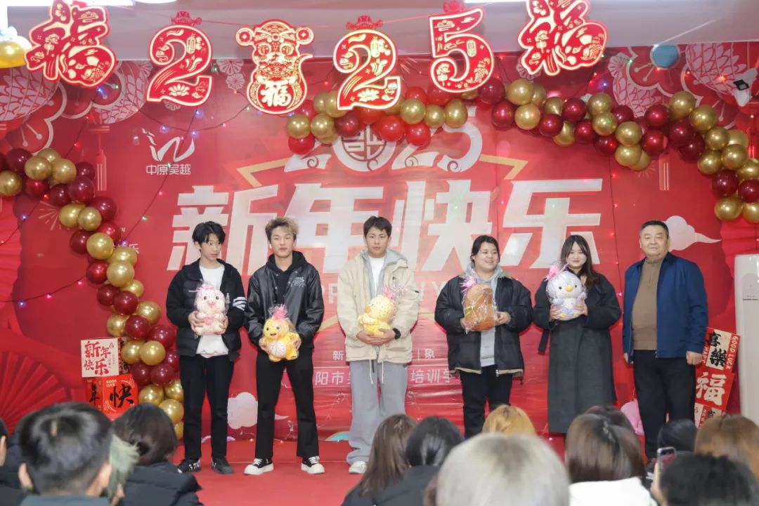 吳越學(xué)校2025年新年聯(lián)歡會圓滿結(jié)束