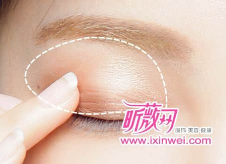 初入職場(chǎng)女生必備 打造清淡高品質(zhì)妝容